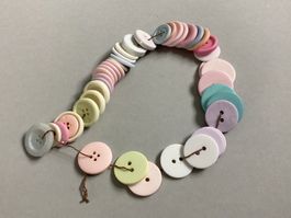 Knöpfe in Pastelltönen, Durchmesser grösser und verschieden