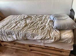 Palettenbett aus Europaletten inkl. Matratze