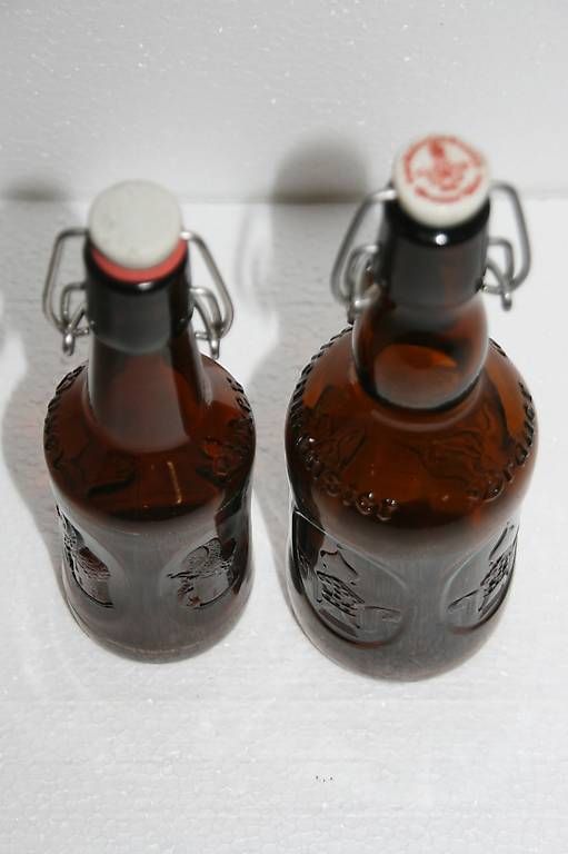 Verres, cruches & bouteilles: 2 Bierflaschen mit Bügel – D'occasion à Bubendorf par Mia111 2