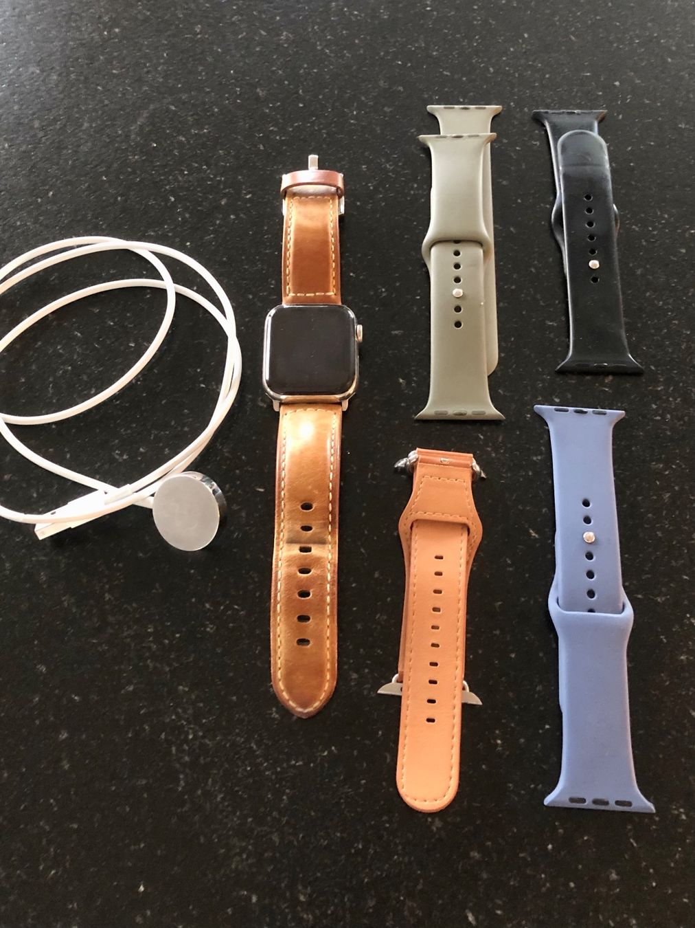 Apple Smartwatch: Apple Watch Series 5 mit 2 Lederarmbänder + 3 Siliconebänder – Usato da Gutenswil venduto da Hermione1 1