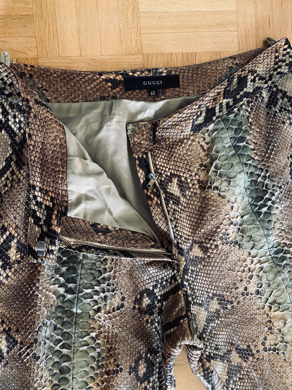 Gucci Pantaloni: GUCCI PYTHON LEATHER FLARED PANTS SIZE 42 COLLECTORS PIECE – Usato da Birsfelden venduto da Brut 4