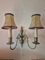 Messing Wandlampe zweiflammig mit Schirmen