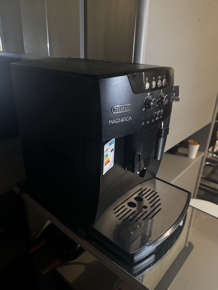 Macchine per caffè & Macchine per espresso: Machine à café Delonghi Magnifica, parfait état ! – Nuovo (secondo la descrizione) da Rue venduto da dia_p7xh 1