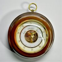 Baromètre anéroïde en bois et laiton doré