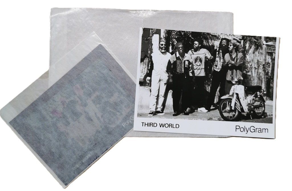 Poster & Bilder: THIRD WORLD  (Foto und Negativ) – Gebraucht aus Wilen b. Wollerau von morethanmusic