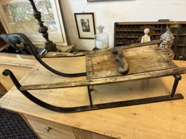Alter Holzschlitten antik mit Metallkufen dekorativ