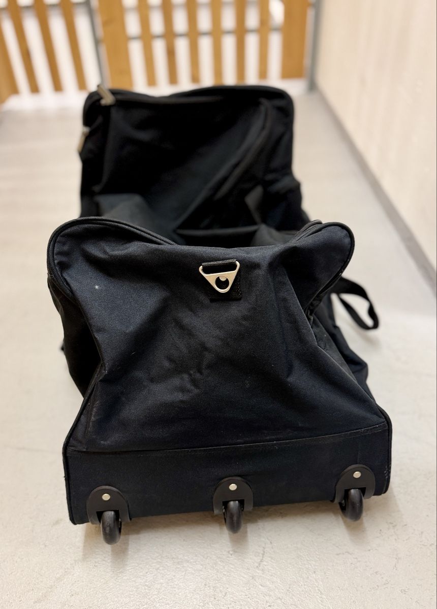 Borse: Schwarze Reisetasche mit Rollen – Usato da Muri AG venduto da bet_6sbg 3