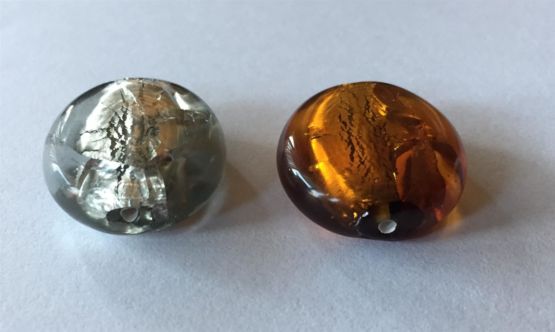 Perle (finte): 2 perles en verre gris + brun /  Glasperlen – Nuovo e nell'imballaggio originale da Goumoens-la-Ville venduto da brandonv 1