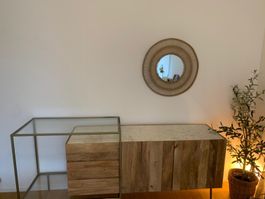 Moderne Möbel, mit weißem Marmor und einem Kristalltisch.