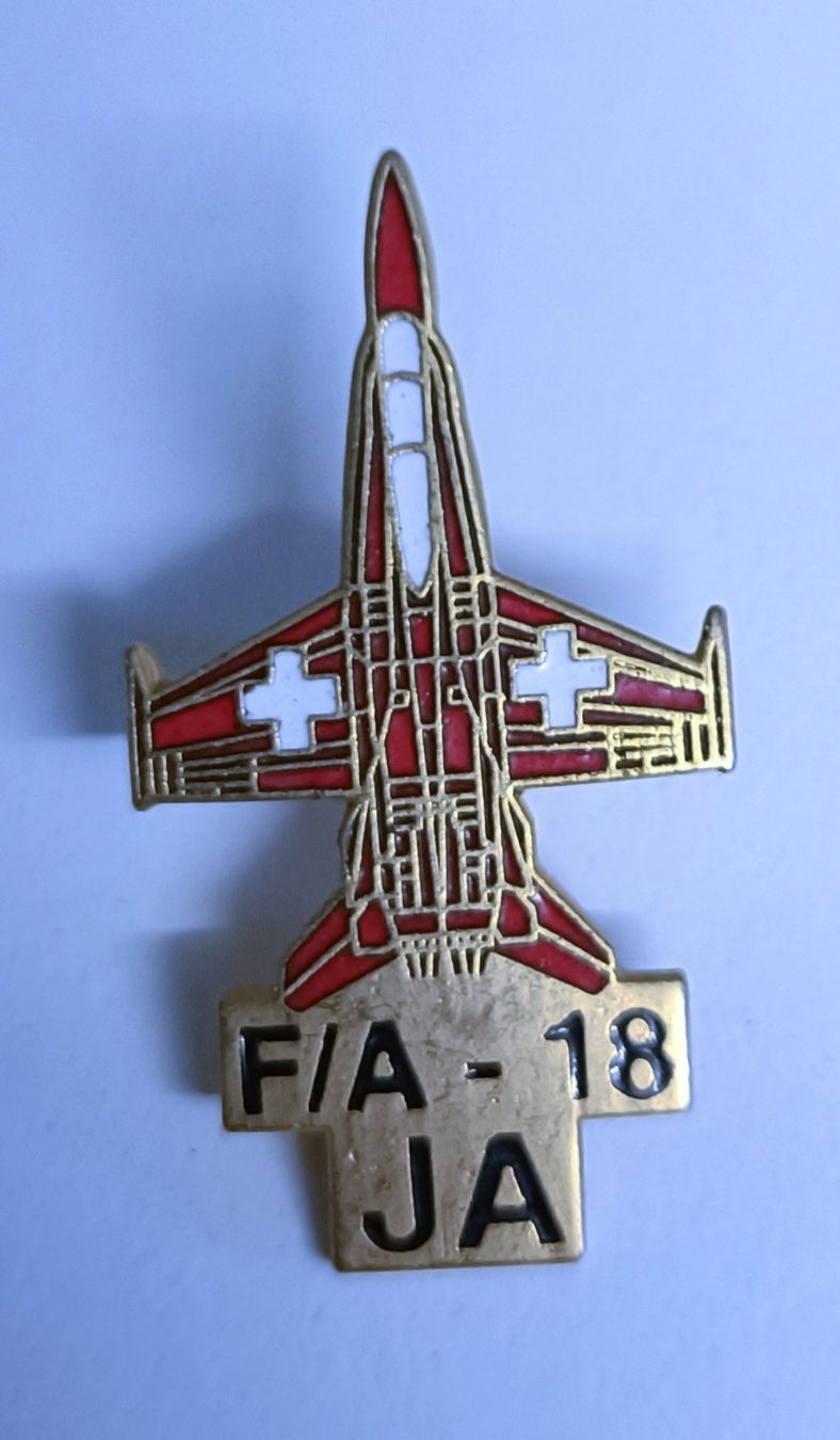 Plaketten & Abzeichen: Pin Schweizer F/A 18 Jet "JA" – Gebraucht aus Köniz von VintagePin