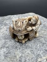 Netsuke  – enfant avec kabuto
