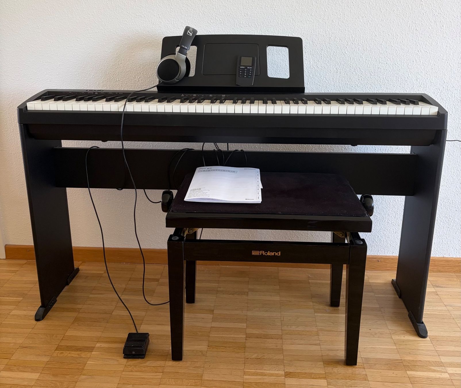 Roland Musikinstrumente: Roland FP-10 Piano mit klavierhocker – Gebraucht aus Zürich von kvi_y2sp