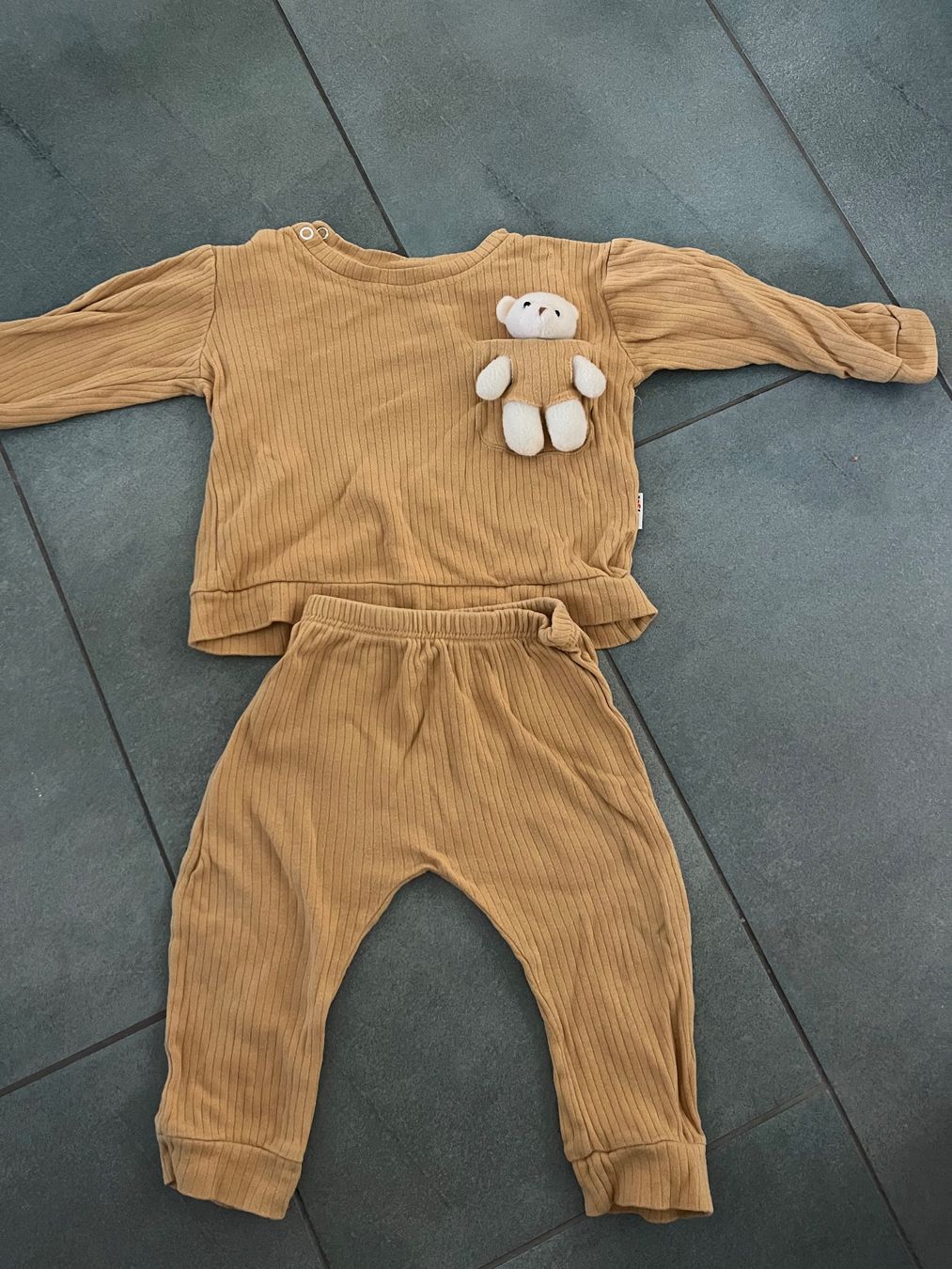 Lotti & Set di vestiti: Süsses Outfit mit Plüschtier ca. Gr. 80/86 – Usato da Villnachern venduto da schudelinho