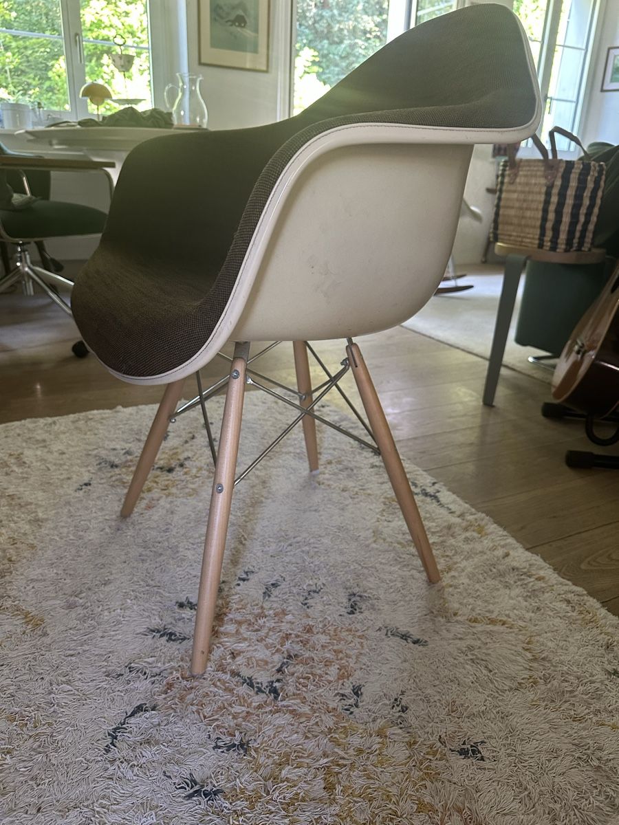 Eames Poltrone: Vitra Eames Armchair in Dark Brown & Cream – Usato da Langnau am Albis venduto da KatG 1