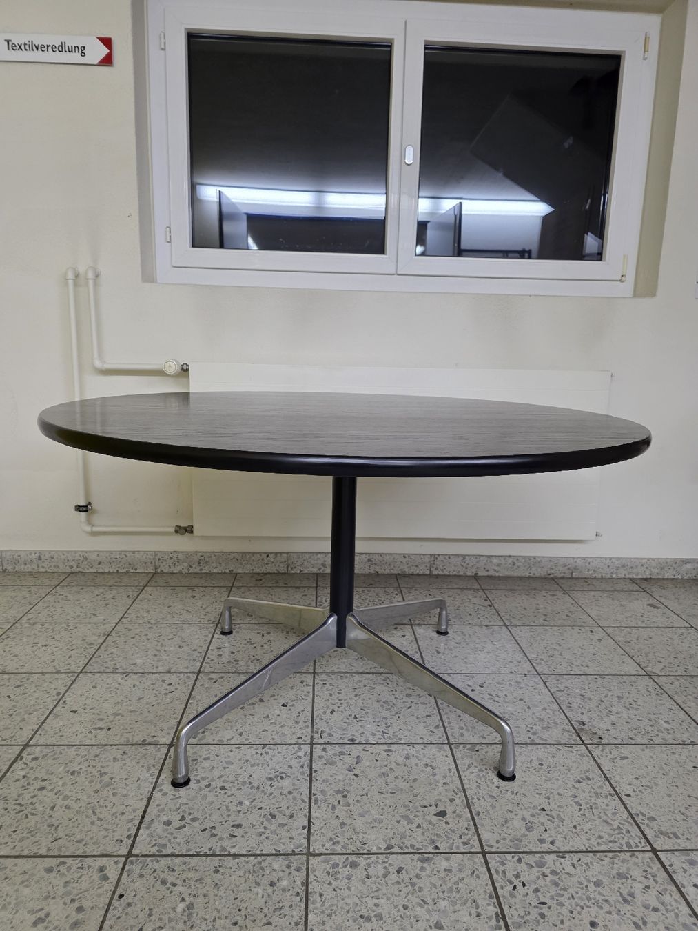 Vitra Tavoli: Designer Tisch Vitra Eames segmented tabel – Usato da Lichtensteig venduto da UsedIN 2