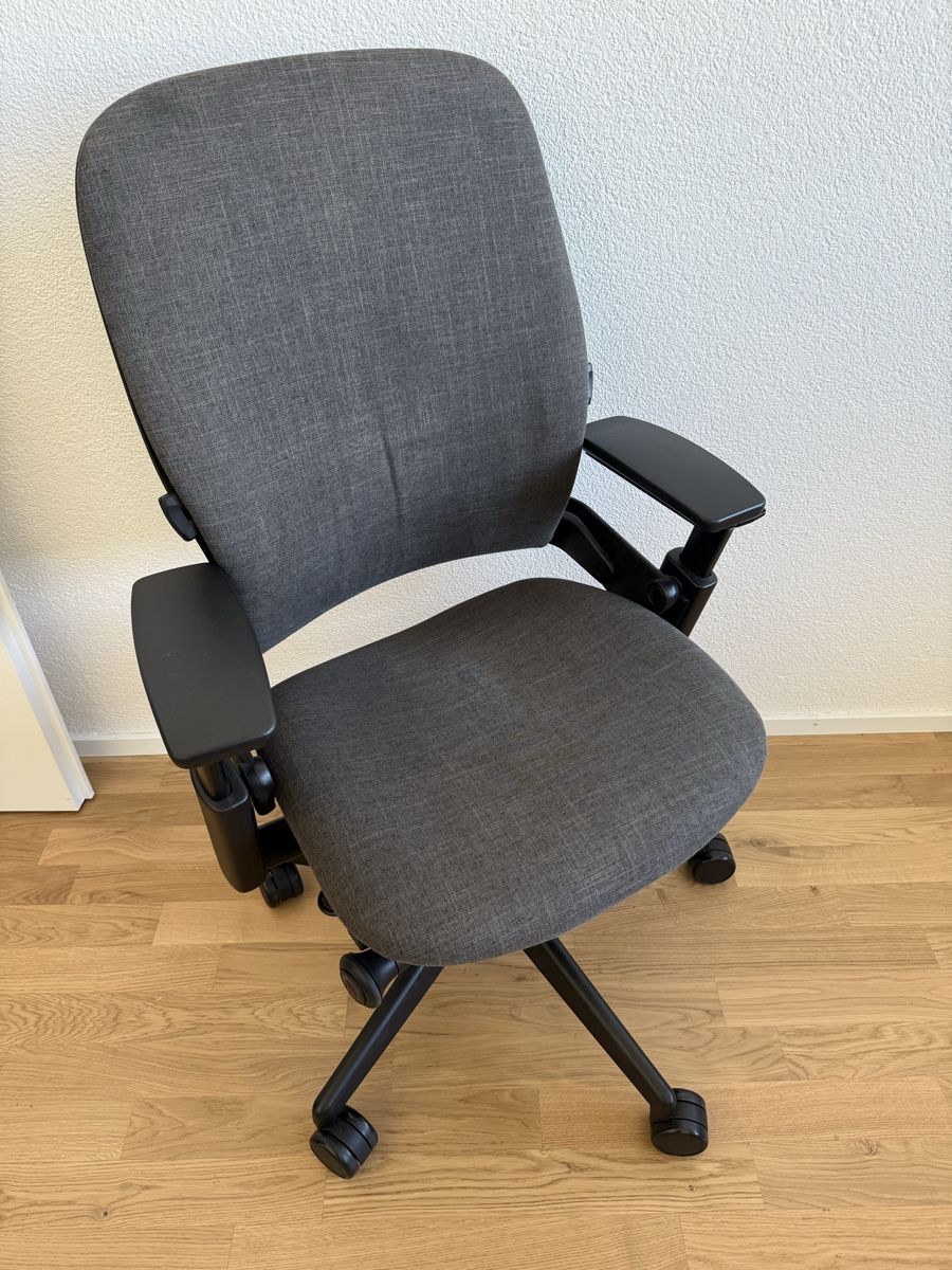 Steelcase Stühle: Steelcase Leap V2 Anthrazit – Gebraucht aus Zürich von snipes31