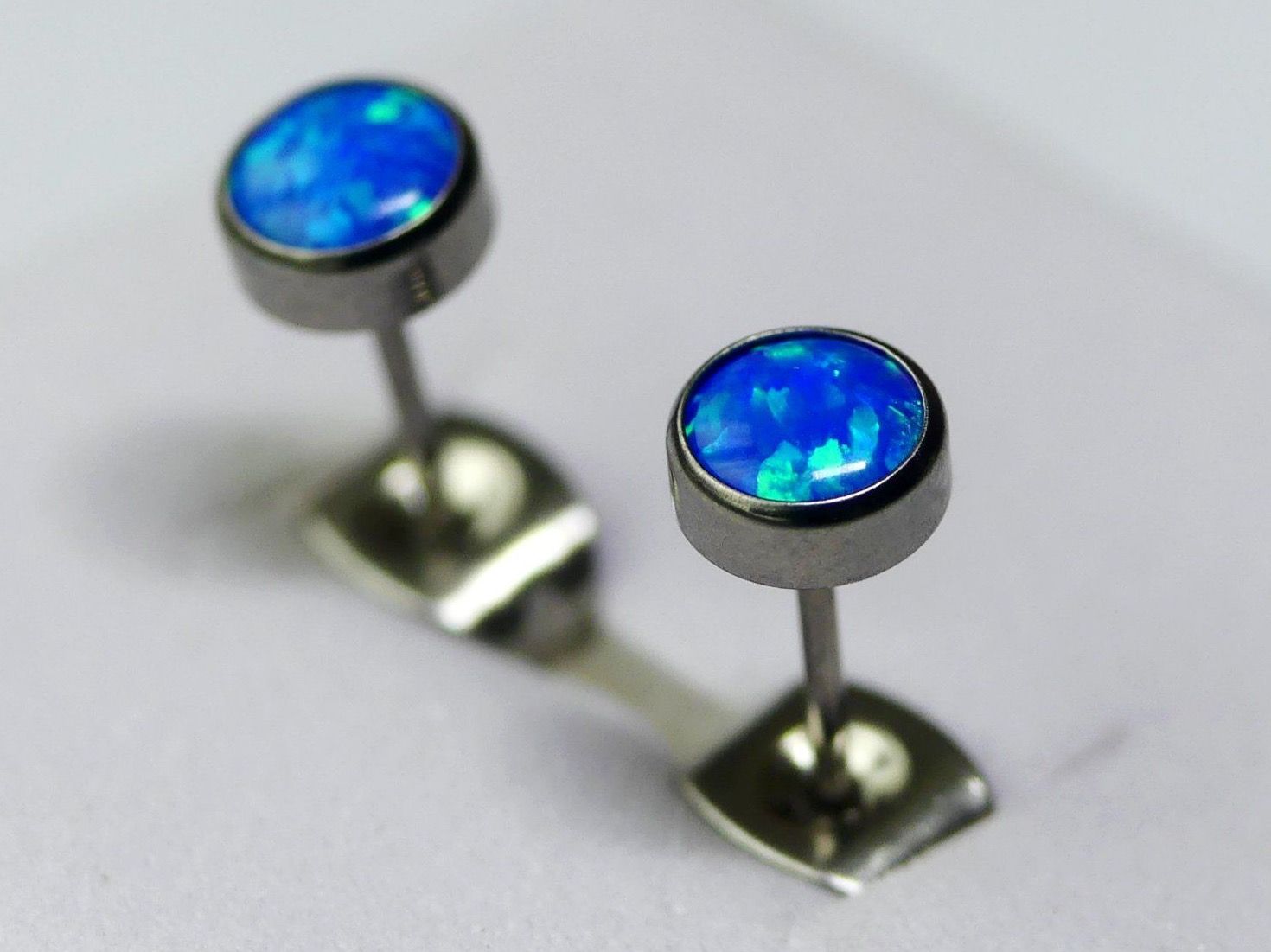 Orecchini pendenti & Orecchini a lobo: Ohrstecker aus Titanium mit Opal – Nuovo e nell'imballaggio originale da Matten b. Interlaken venduto da kero71