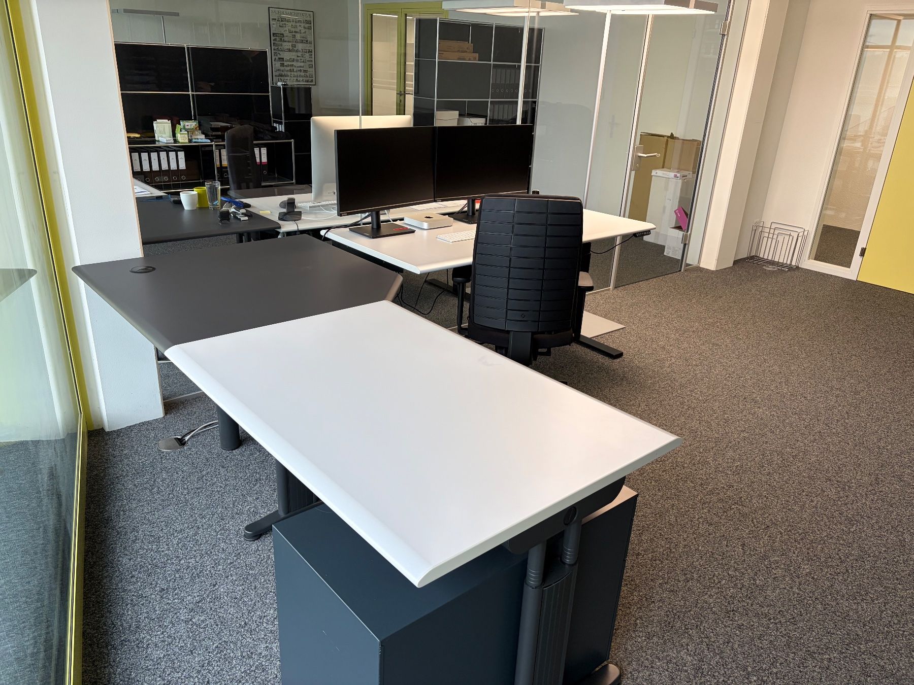 Bureaux: Eck-Tischkombination Interoffice mit Rollkorpus – D'occasion à Mörschwil par ottoman7 1