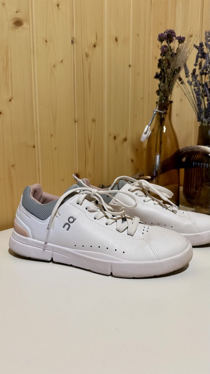 Damenschuhe: Damen Sneaker weiss  – Gebraucht aus Flumserberg Bergh von swiss.ski