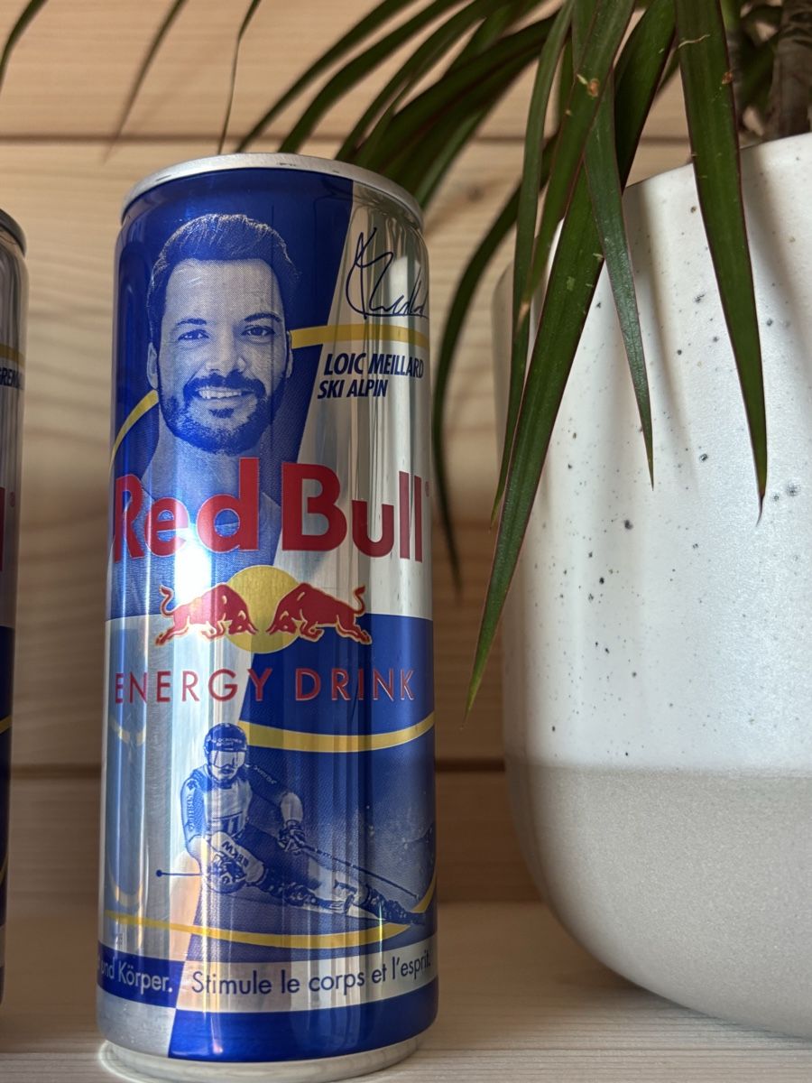 Red Bull Cibi & Specialità: Loic Meillard Ski Alpin Red Bull  – Nuovo e nell'imballaggio originale da Pany venduto da stuf3
