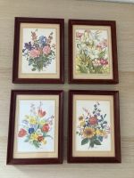 Lot de 4 cadres avec motifs de fleurs printanières.