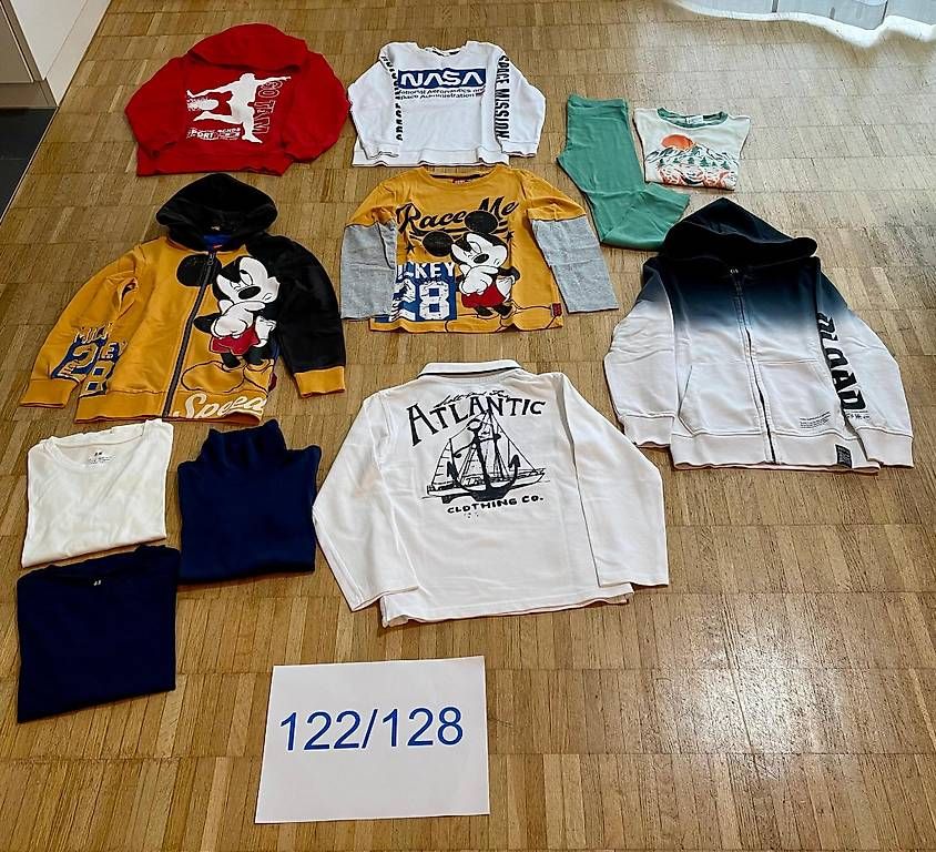 Pantalons: Kinderkleiderpaket Grösse 122/128 – D'occasion à Zürich par giovannisp 1