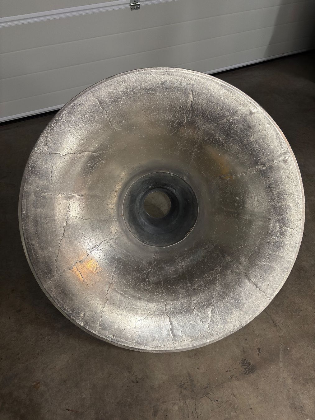 Tutte le decorazioni: Grosse Metall-Deko Schale mit Standfuss – Usato da Sonterswil venduto da VD-Service 3