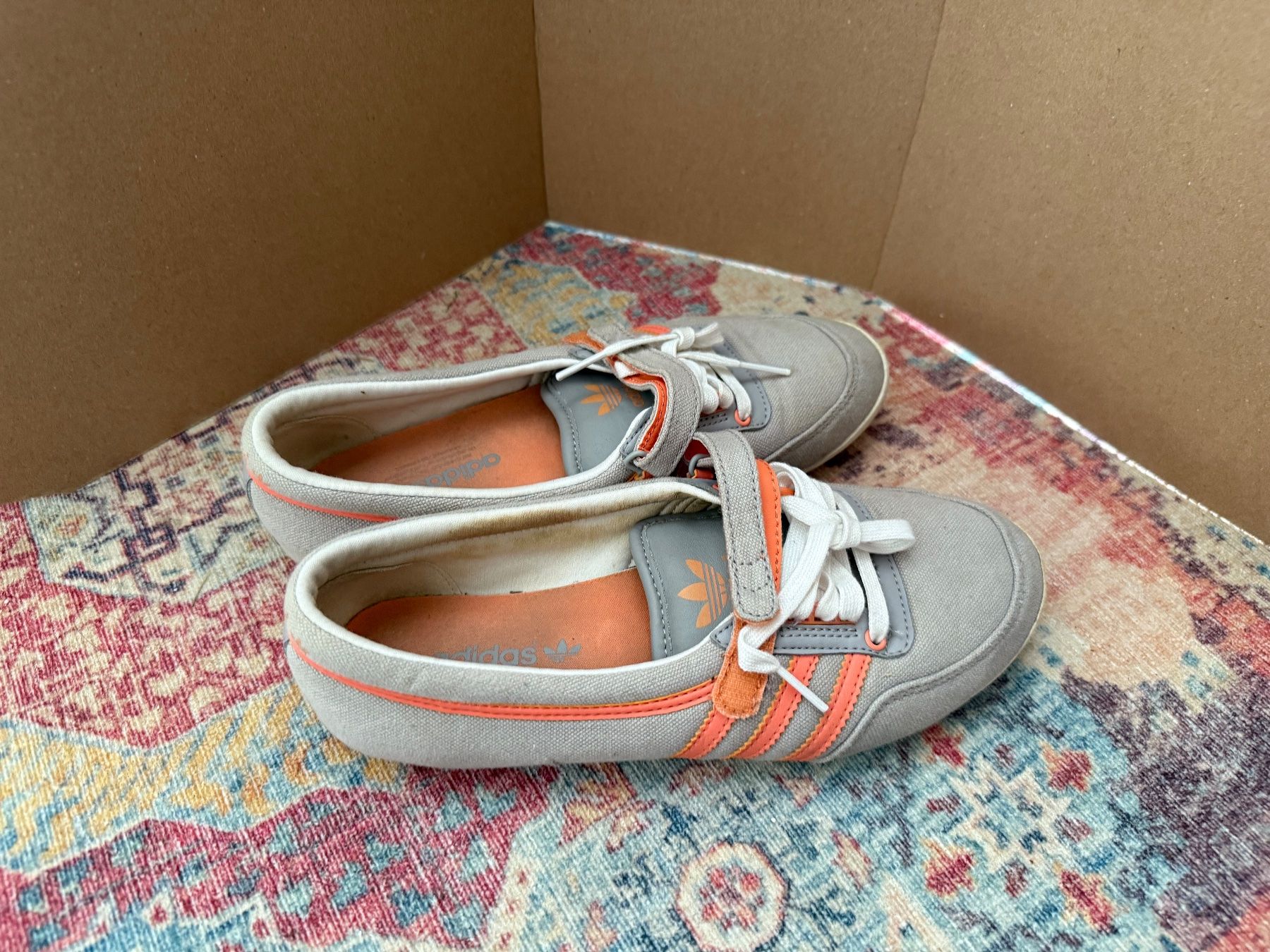 Scarpe da donna: Adidas Schuhe Gr. 37, Grau/Orange – Usato da Bellach venduto da S.Kyra