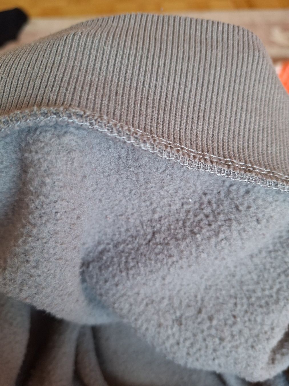 Maglioni & Felpe: Grauer Herbst Pullover mit Schmetterling, Grösse M – Usato da Aesch BL venduto da sar_j59l 2