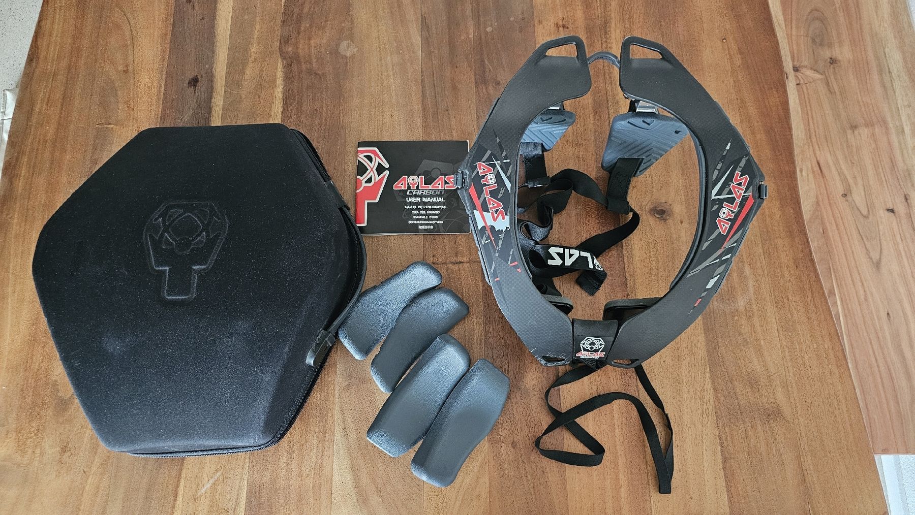 Protezioni & Imbottiture: Atlas Carbon Neckbrace – Usato da Luzern venduto da seb_5kcg
