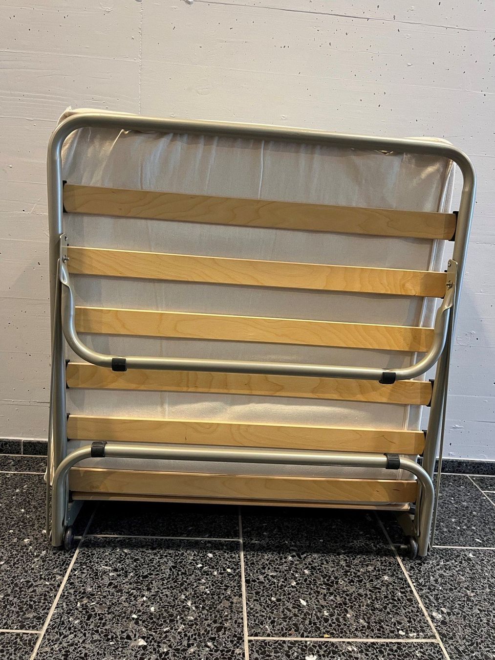 Lits: Foldable Bed – Excellent Condition & Auto-Unfolding – D'occasion à Thalwil par vp987 1