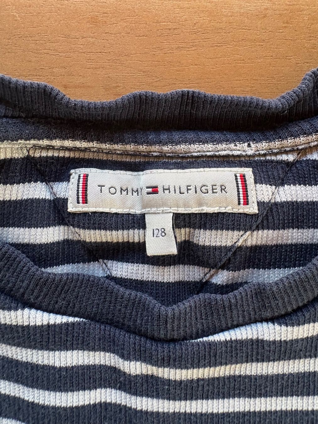 Tommy Hilfiger Camicie, T-shirt & Polo: Oberteil von Tommy Hilfiger, Grösse 128 – Usato da Aesch BL venduto da snezienka53 2
