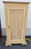 Antiker Holzschrank abgelaugt – ideal zum Herrichten