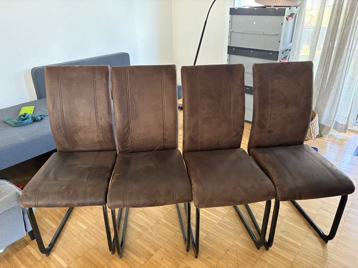 Conforama Chaises: 4er Set braune Stühle – D'occasion à Dänikon ZH par Niddu