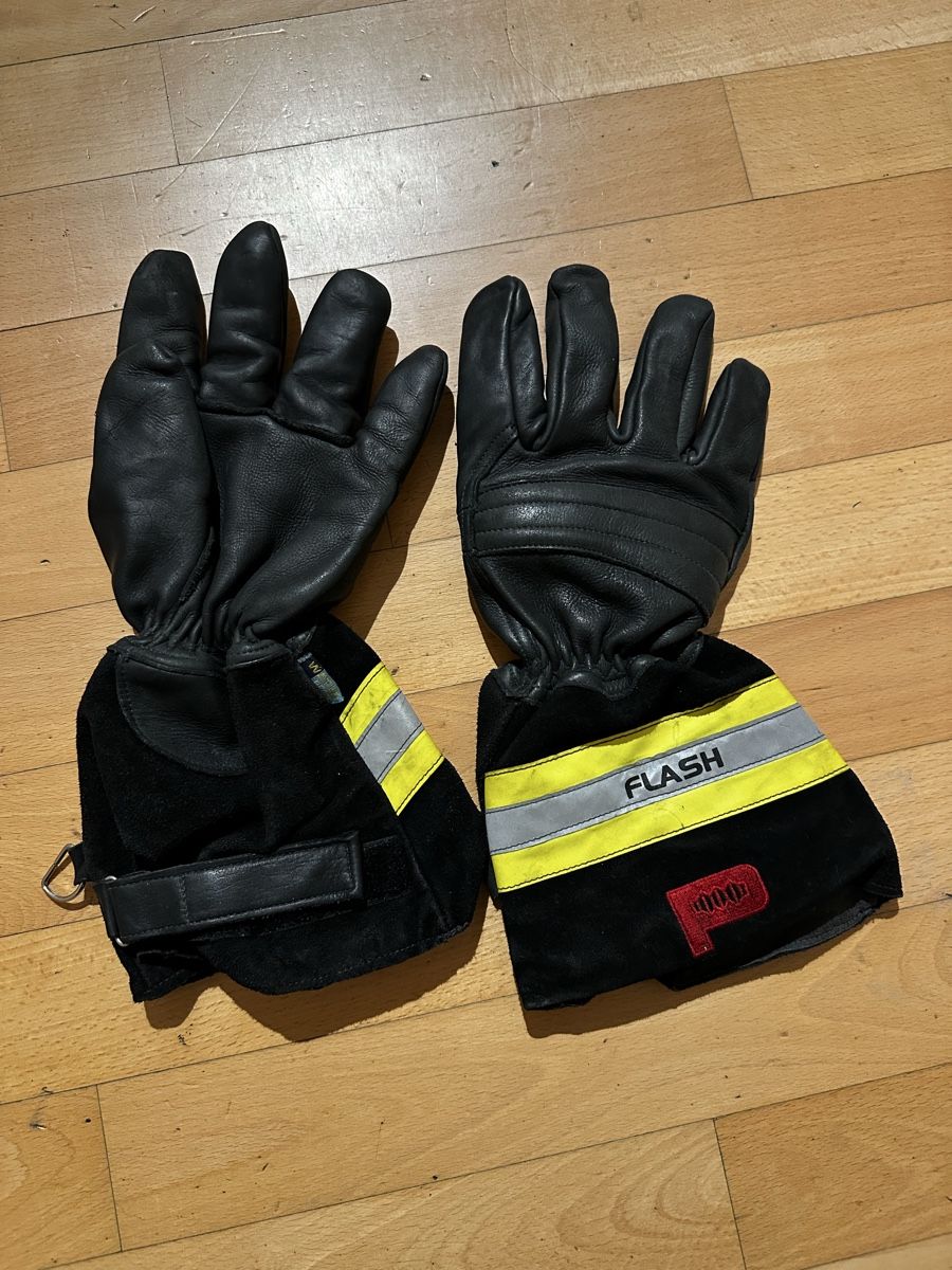 Guanti & manicotti: Feuerwehr Handschuh – Usato da Sarmenstorf venduto da SamiraB.