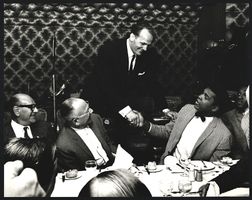 Fotografie Boxer Muhammad Ali schüttelt