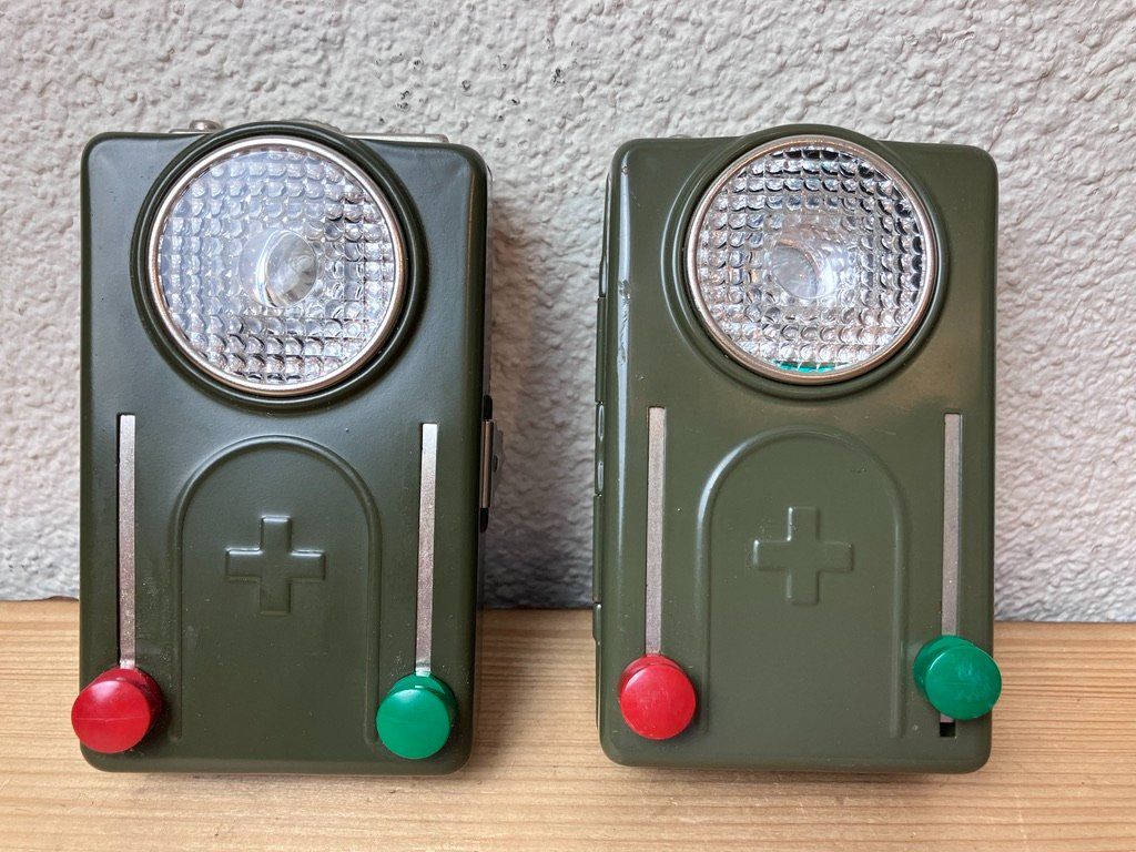 Armée suisse Lampes: 2 Stk. Schweizer Armeetaschenlampe 80 / – Neuf (Voir description) à Fislisbach par Promo 1