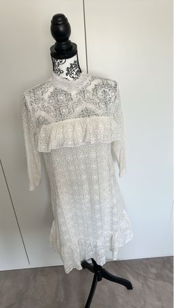 Spitzenkleid weiss Grösse 38 mit Rüschen