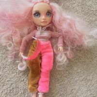 Puppe mit langen rosa Locken und Kleidung