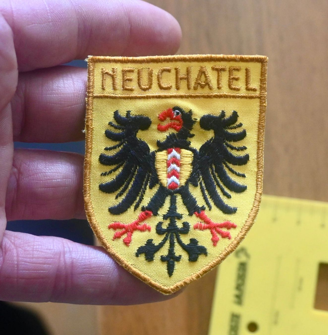 Swiss Placchette & Badge: WAPPEN Neuchatel PATCH badge AUFNÄHER gross – Usato da Pfaffhausen venduto da mono_rec