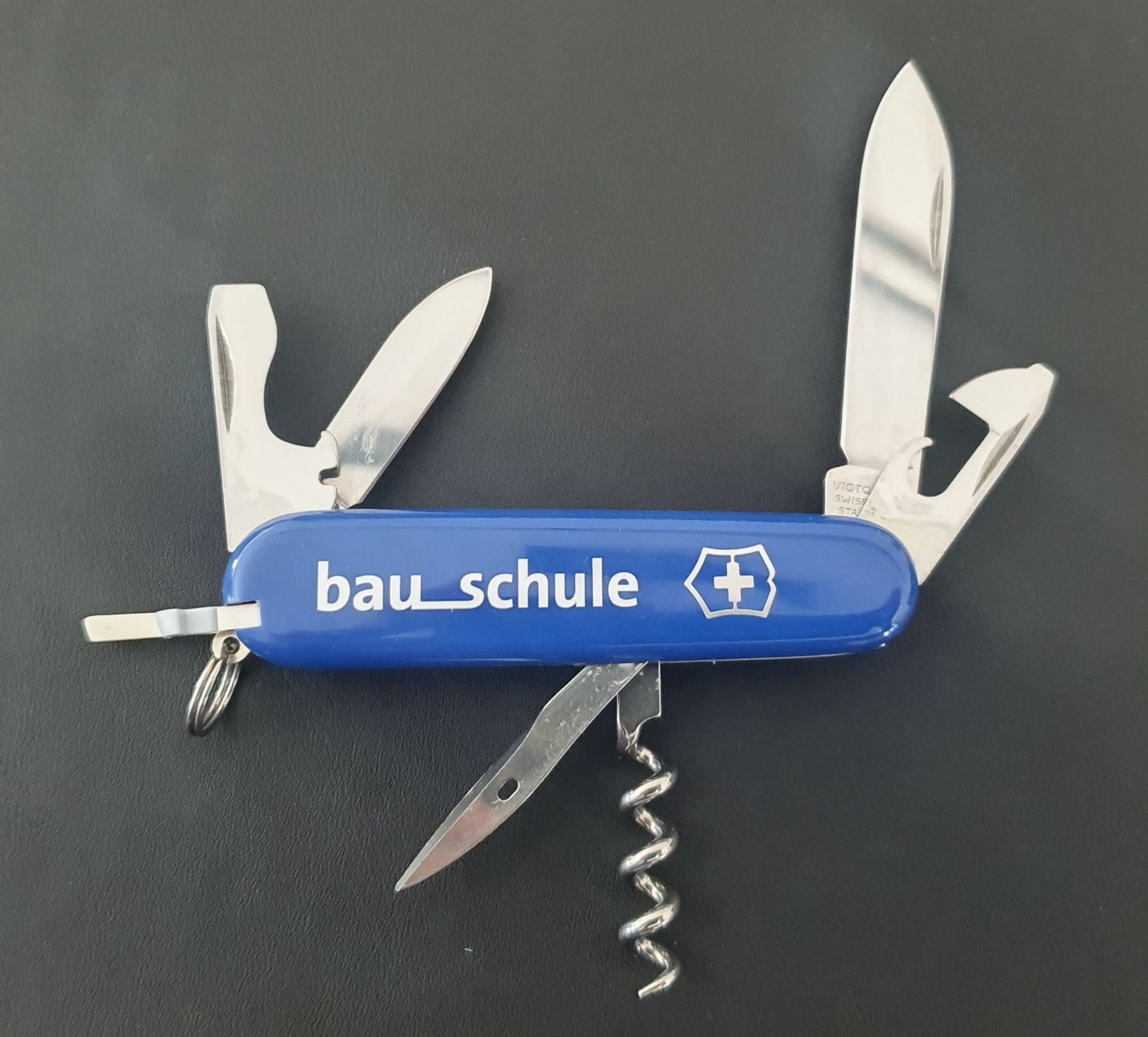 Victorinox Coltelli tascabile: 2 Victorinox Taschenmesser mit Logo – Usato da Härkingen venduto da MarianneSi 1
