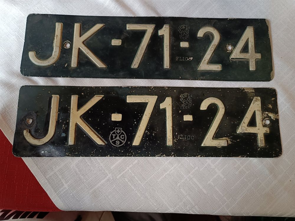 Zwei alte Kennzeichen Nummernschilder / Nederland