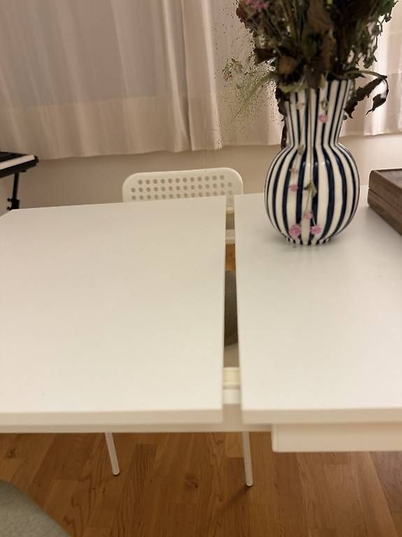 Set di tavolo e panche: Extendable table with 4 chairs – Usato da Basel venduto da you_5sm7 1