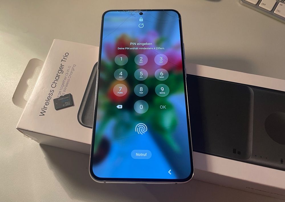 Samsung S22+ 256GB mit Wireless Charger Trio + 32GB SD Karte Kaufen