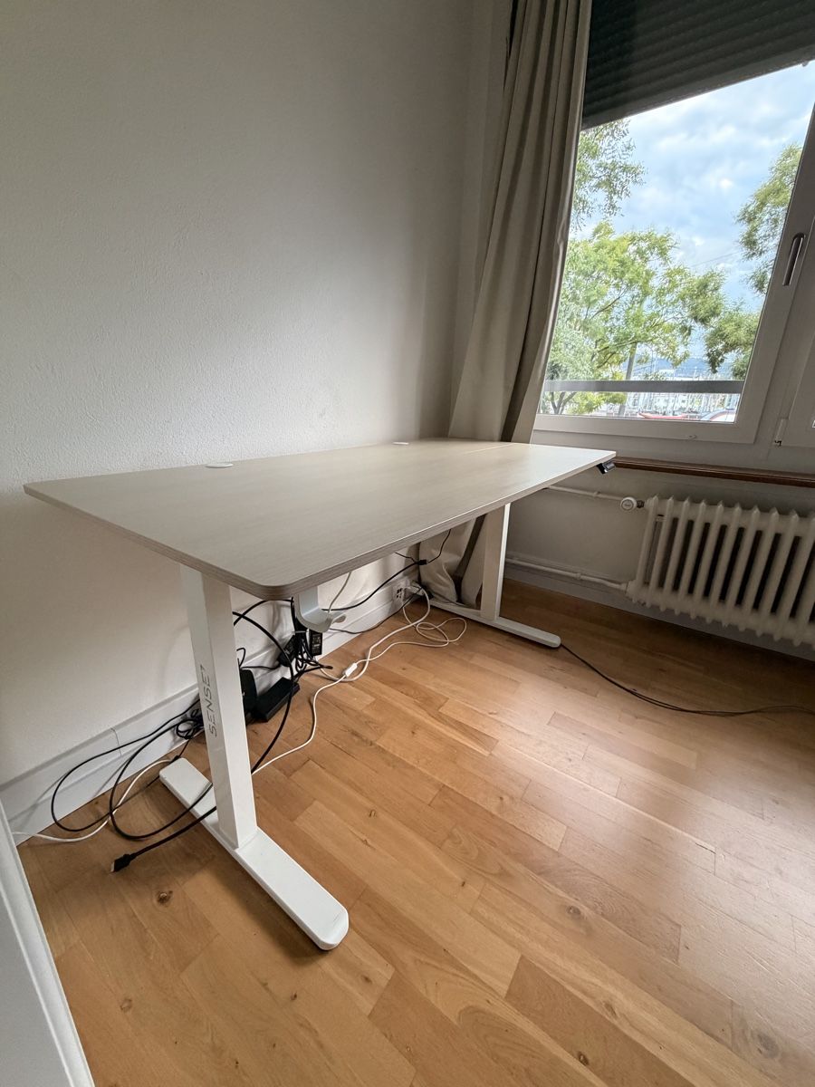 Bureaux: Standing Desk with Control Panel – D'occasion à Zürich par mar_h7x7