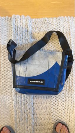 Umhängetasche Freitag blau weiss gebrauchter Zustand