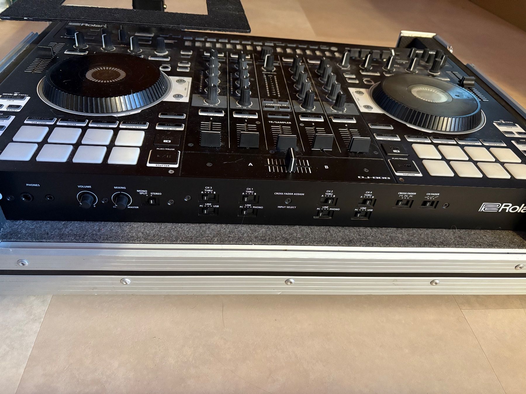Roland Mischpulte: Roland DJ 808 with Flight/Road Case – Gebraucht aus Kriens von max_8pvj 2