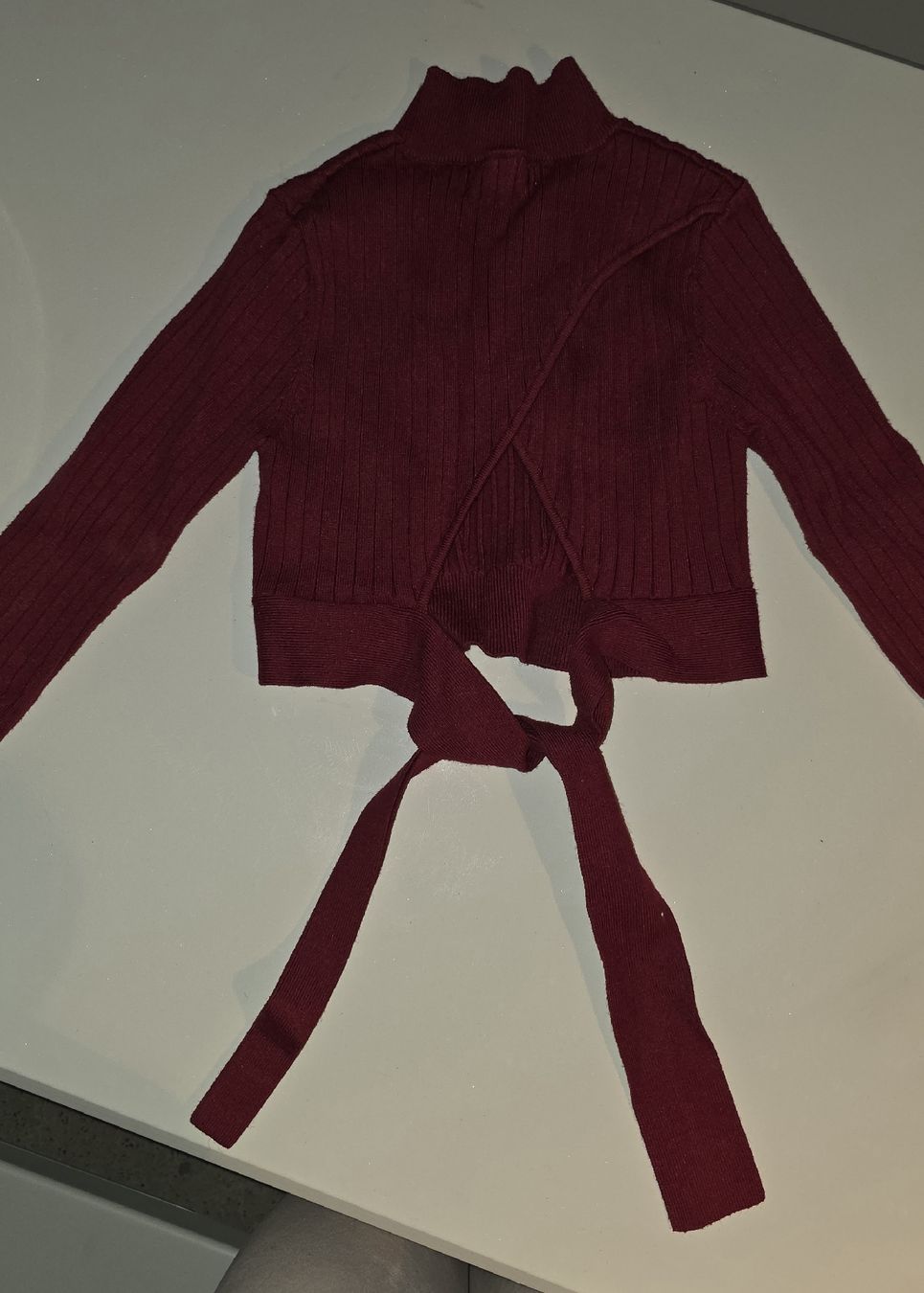 Pullover & Sweatshirts: Burgunderroter Strickpullover mit Bindedetail, Grösse XS – Neu (gemäss Beschreibung) aus Wetzikon ZH von secondhandsfashion 1