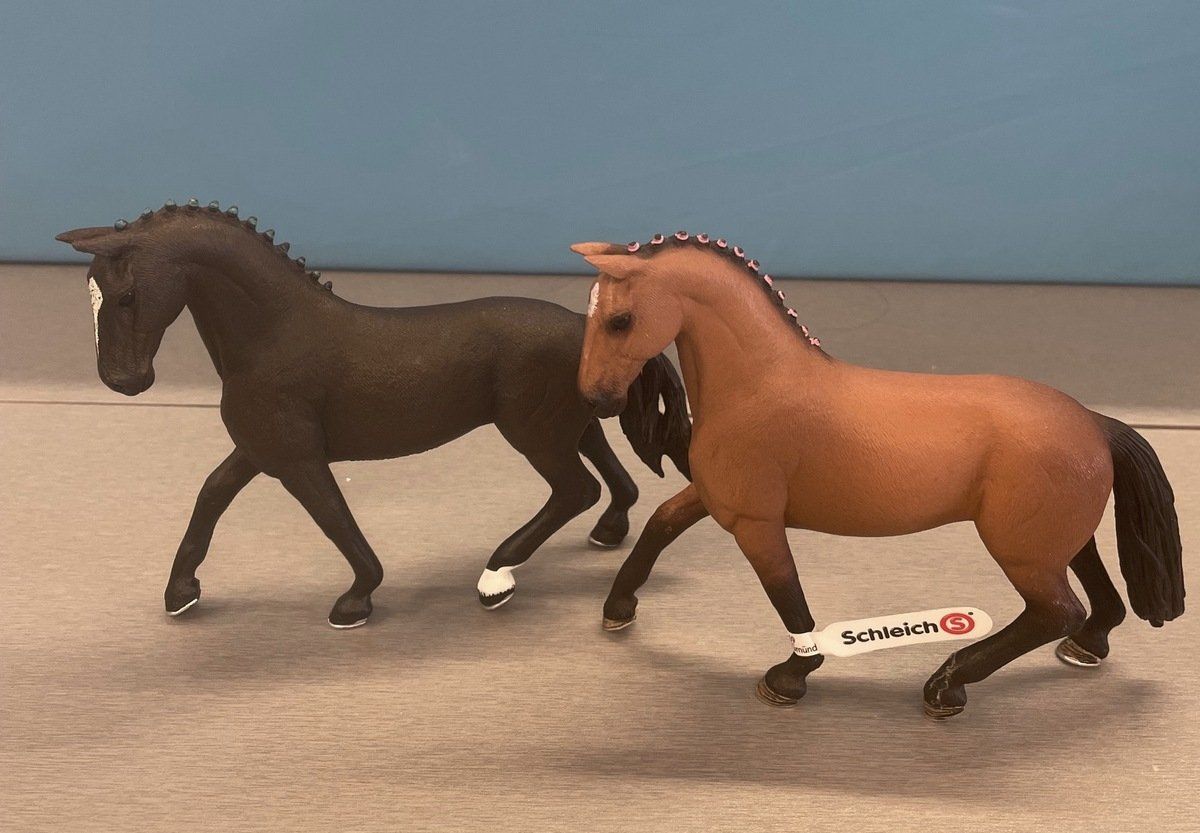 Schleich Spielzeuge: Schleich 2 Turnierpferde und 2 andere Pferde – Gebraucht aus Sirnach von sagrotin 1