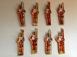 8 Ski-Anstecker von Skisportlern